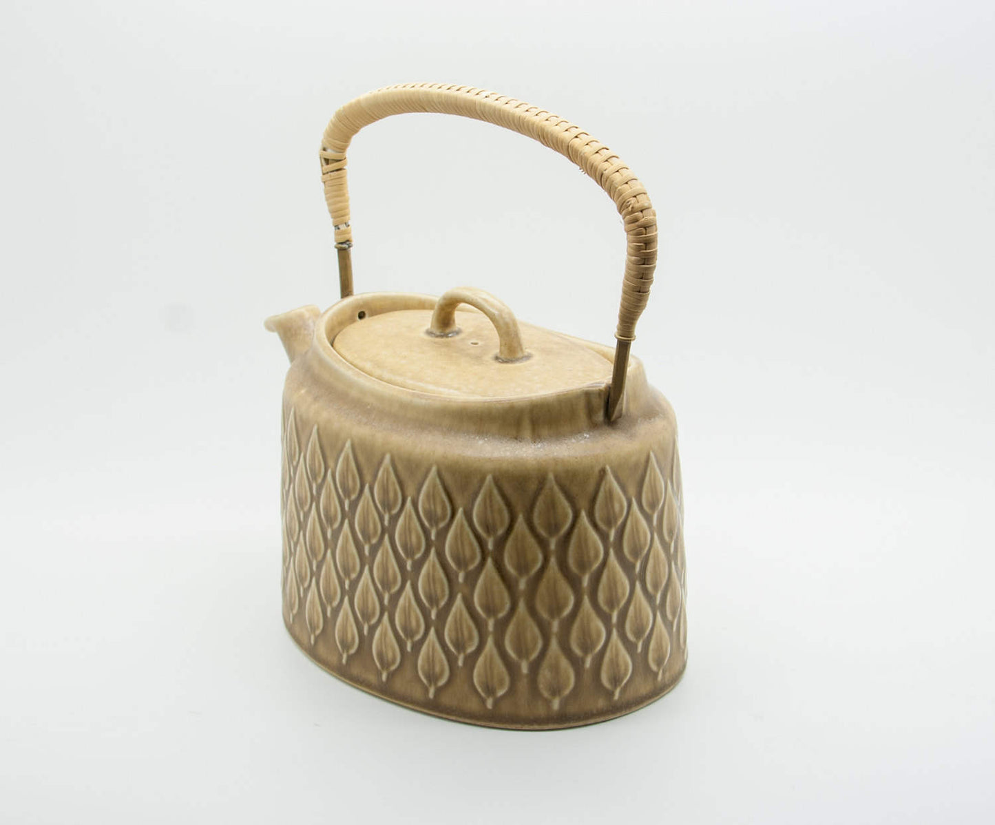 Kronjyden JENS HARALD QUISTGAARD Tableware RELIEF Stoneware Teapot Mollaris.com