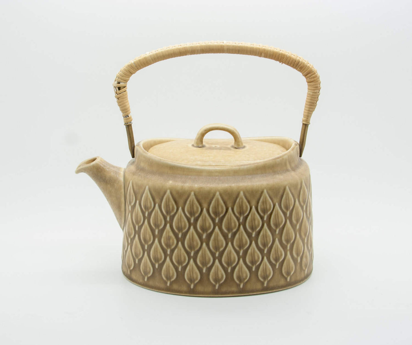 Kronjyden JENS HARALD QUISTGAARD Tableware RELIEF Stoneware Teapot Mollaris.com