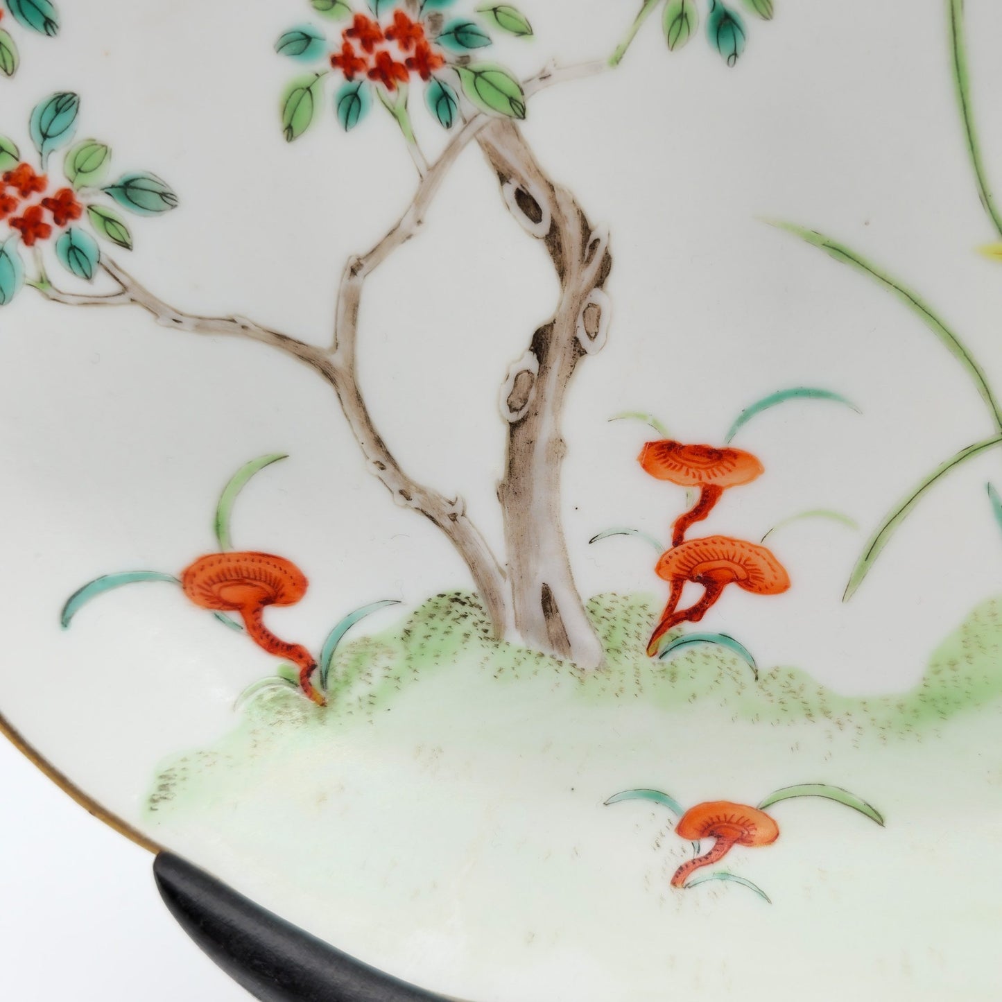 CHINESE FAMILLE ROSE PORCELAIN PLATE WITH RED 'PEACH AND BAT' MARK | DAOGUANG PERIOD, 19TH CENTURY