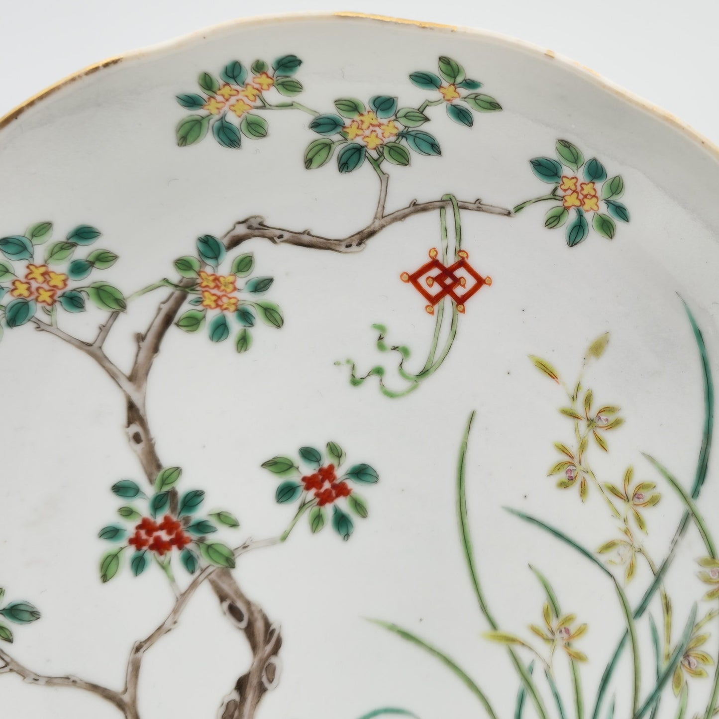 CHINESE FAMILLE ROSE PORCELAIN PLATE WITH RED 'PEACH AND BAT' MARK | DAOGUANG PERIOD, 19TH CENTURY