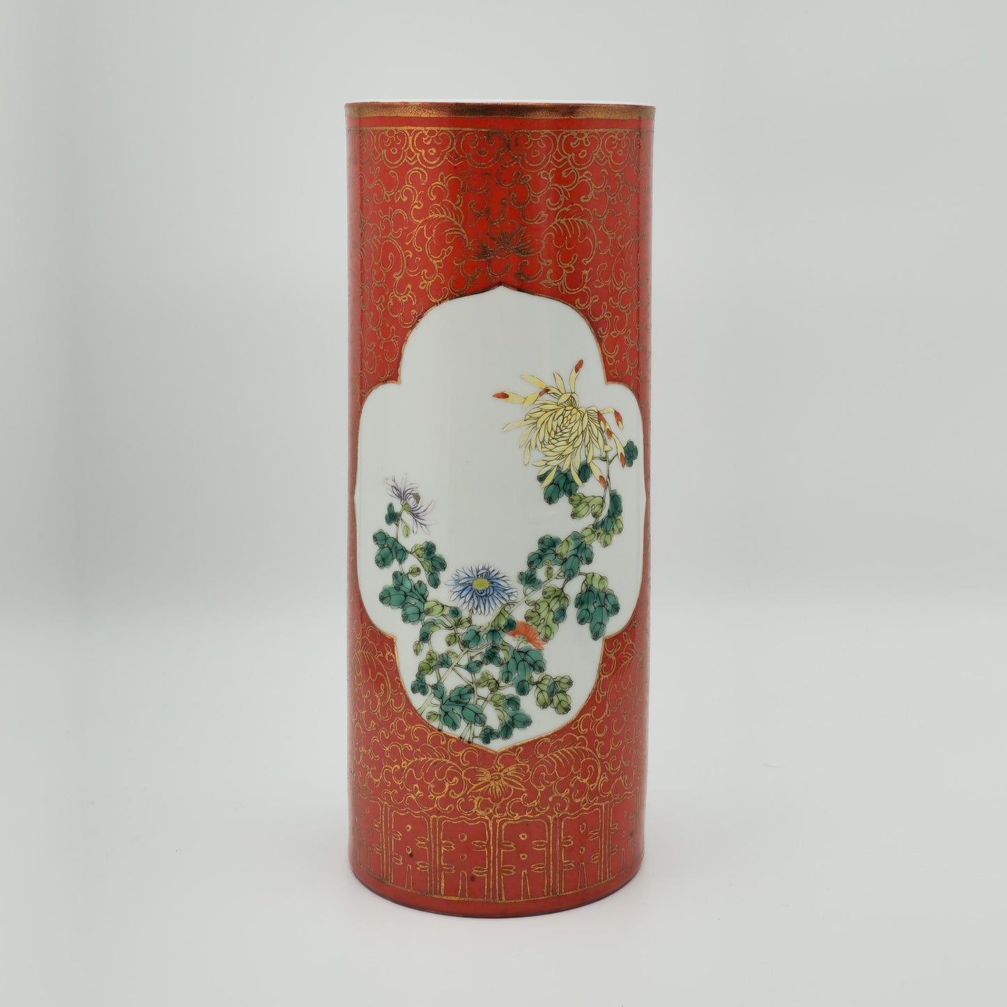 A CHINESE FAMILLE ROSE CORAL RED GROUND HAT STAND | 20TH CENTURY