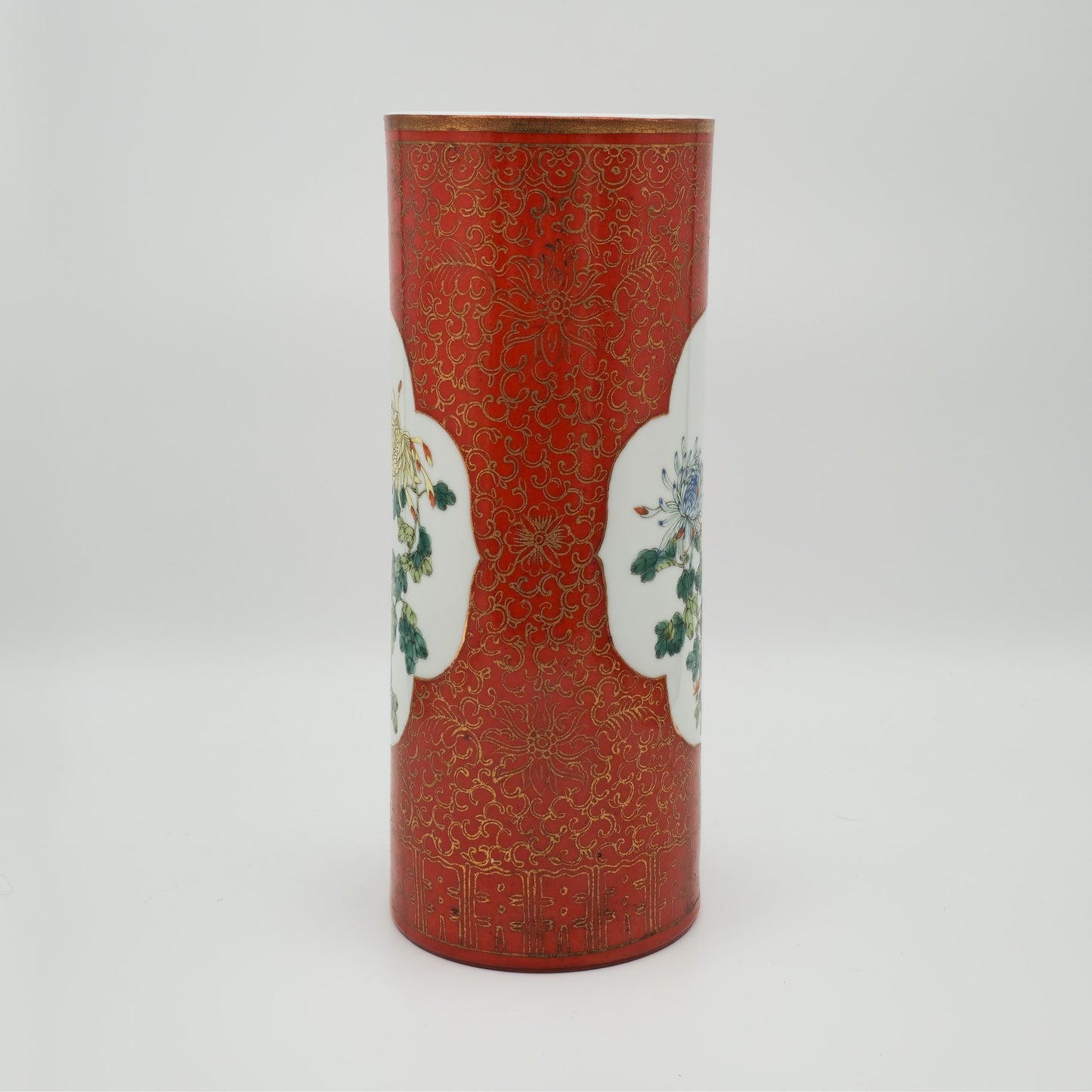 A CHINESE FAMILLE ROSE CORAL RED GROUND HAT STAND | 20TH CENTURY