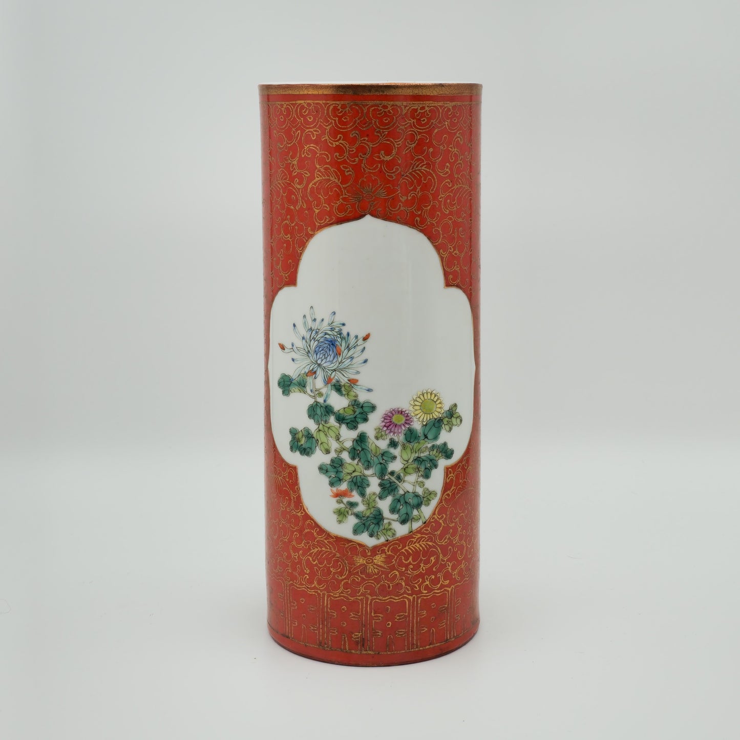 A CHINESE FAMILLE ROSE CORAL RED GROUND HAT STAND | 20TH CENTURY