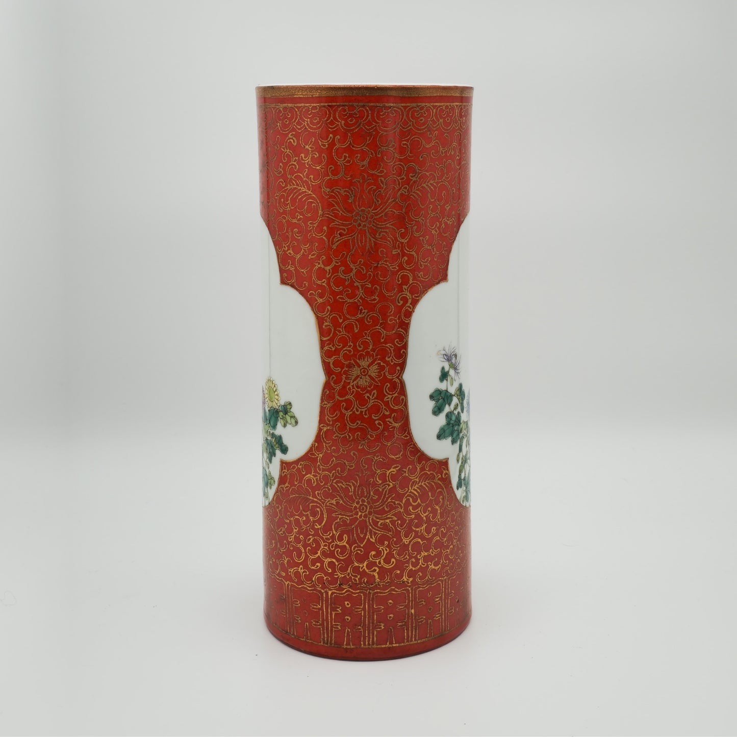 A CHINESE FAMILLE ROSE CORAL RED GROUND HAT STAND | 20TH CENTURY