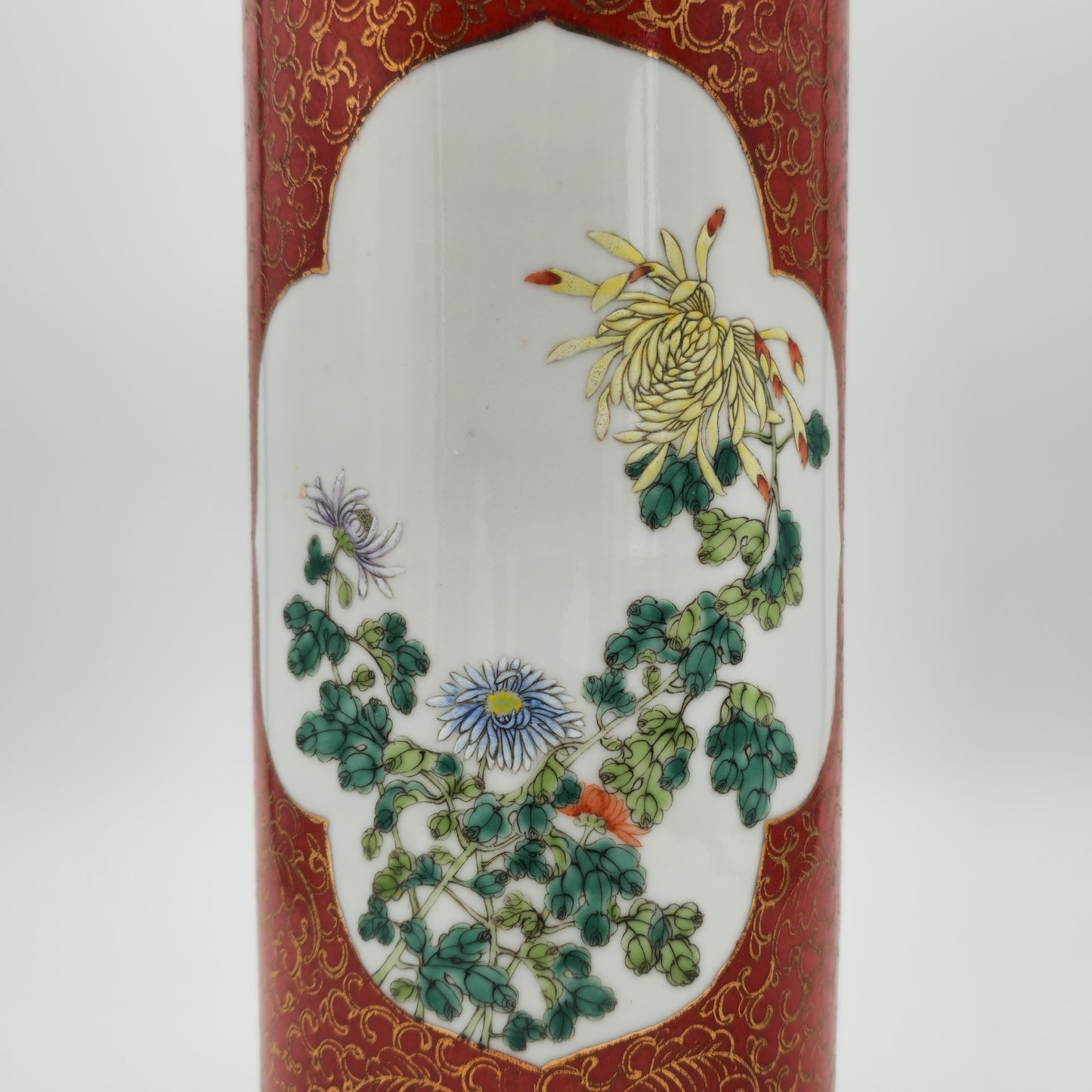 A CHINESE FAMILLE ROSE CORAL RED GROUND HAT STAND | 20TH CENTURY