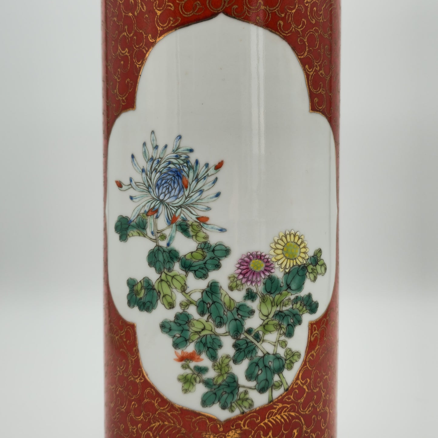 A CHINESE FAMILLE ROSE CORAL RED GROUND HAT STAND | 20TH CENTURY