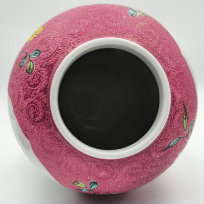 AN EXCEPTIONAL CHINESE FAMILLE ROSE LANDSCAPE SCRAFFIATO RUBY GROUND LIDDED JAR | LATE REPUBLIC PERIOD, MID 20TH CENTURY