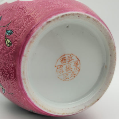 AN EXCEPTIONAL CHINESE FAMILLE ROSE LANDSCAPE SCRAFFIATO RUBY GROUND LIDDED JAR | LATE REPUBLIC PERIOD, MID 20TH CENTURY
