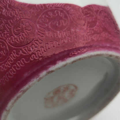 AN EXCEPTIONAL CHINESE FAMILLE ROSE LANDSCAPE SCRAFFIATO RUBY GROUND LIDDED JAR | LATE REPUBLIC PERIOD, MID 20TH CENTURY