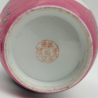AN EXCEPTIONAL CHINESE FAMILLE ROSE LANDSCAPE SCRAFFIATO RUBY GROUND LIDDED JAR | LATE REPUBLIC PERIOD, MID 20TH CENTURY