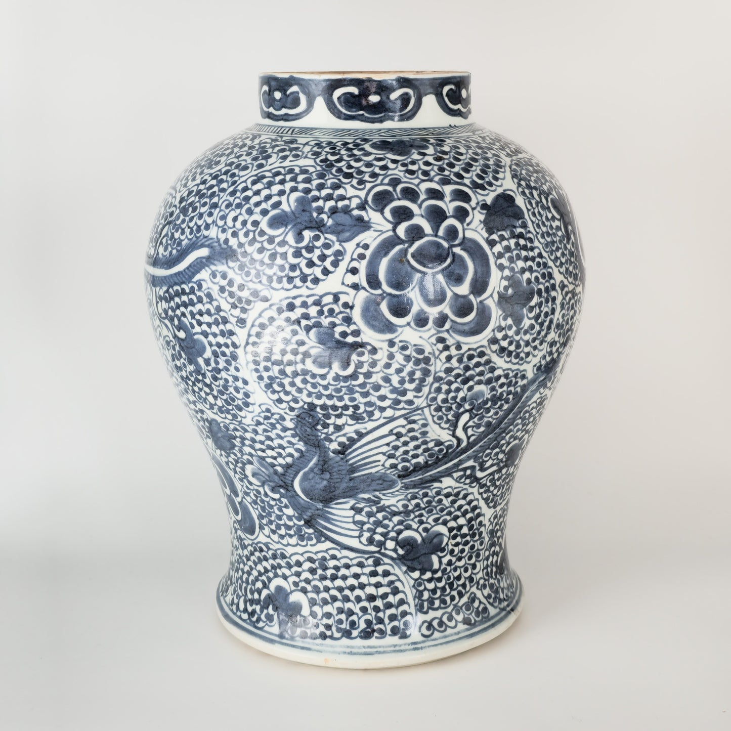 A CHINESE BLUE AND WHITE PORCELAIN 'PHOENIX' BALUSTER JAR | KANGXI PERIOD, EARLY 18TH CENTURY