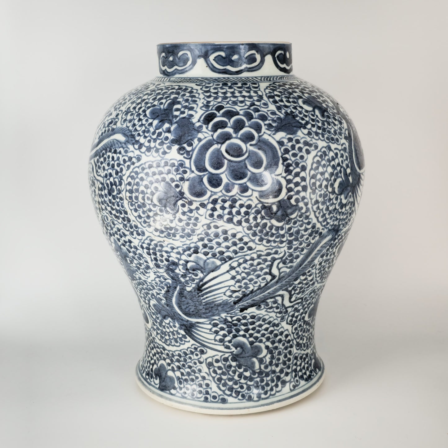 A CHINESE BLUE AND WHITE PORCELAIN 'PHOENIX' BALUSTER JAR | KANGXI PERIOD, EARLY 18TH CENTURY