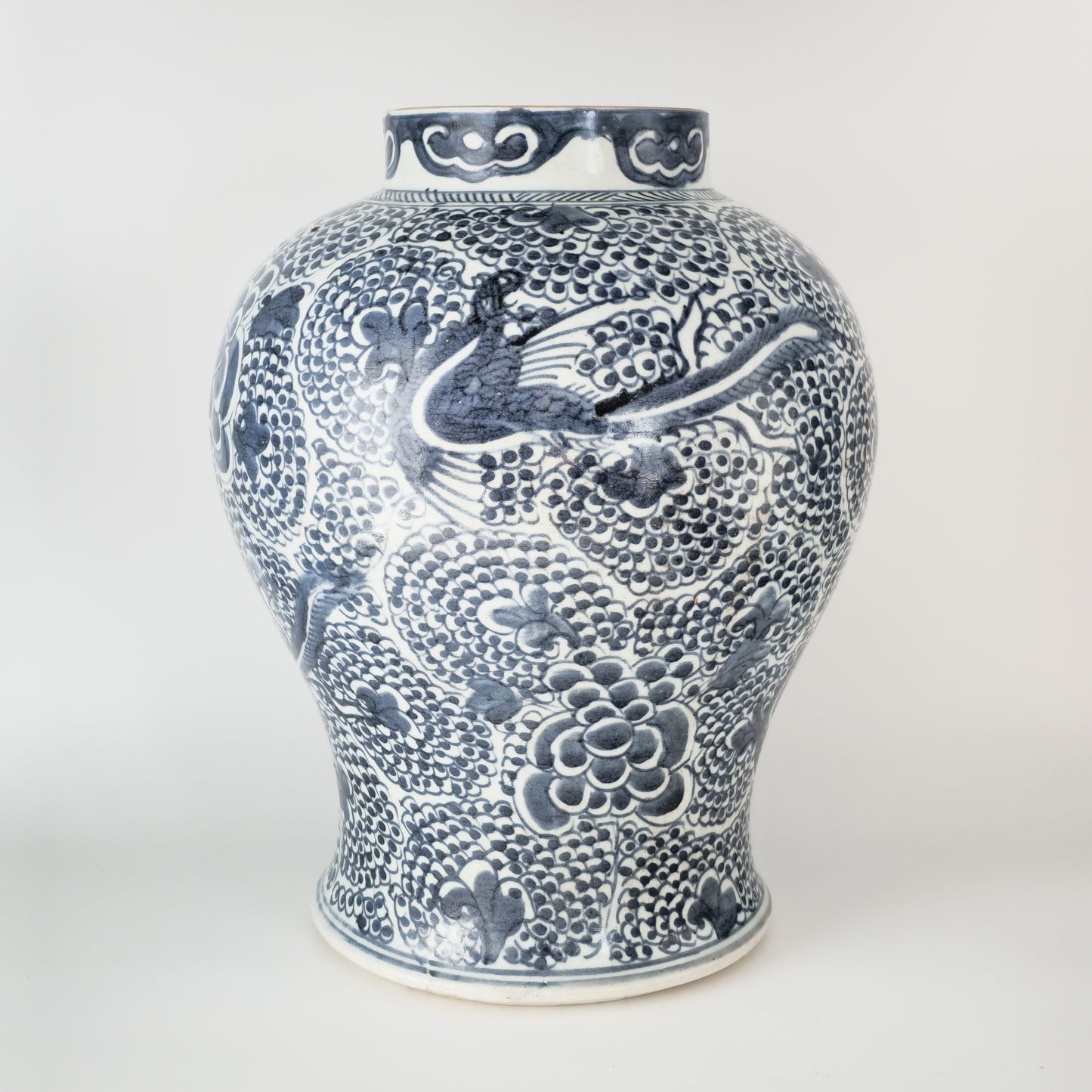 A CHINESE BLUE AND WHITE PORCELAIN 'PHOENIX' BALUSTER JAR | KANGXI PERIOD, EARLY 18TH CENTURY