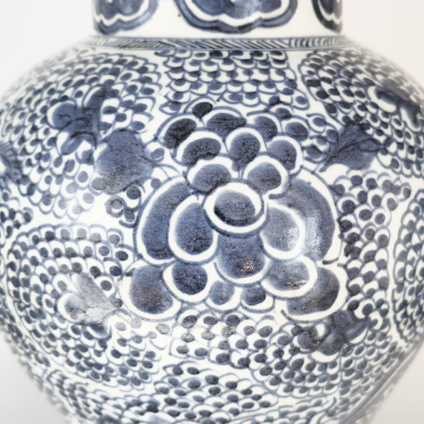 A CHINESE BLUE AND WHITE PORCELAIN 'PHOENIX' BALUSTER JAR | KANGXI PERIOD, EARLY 18TH CENTURY