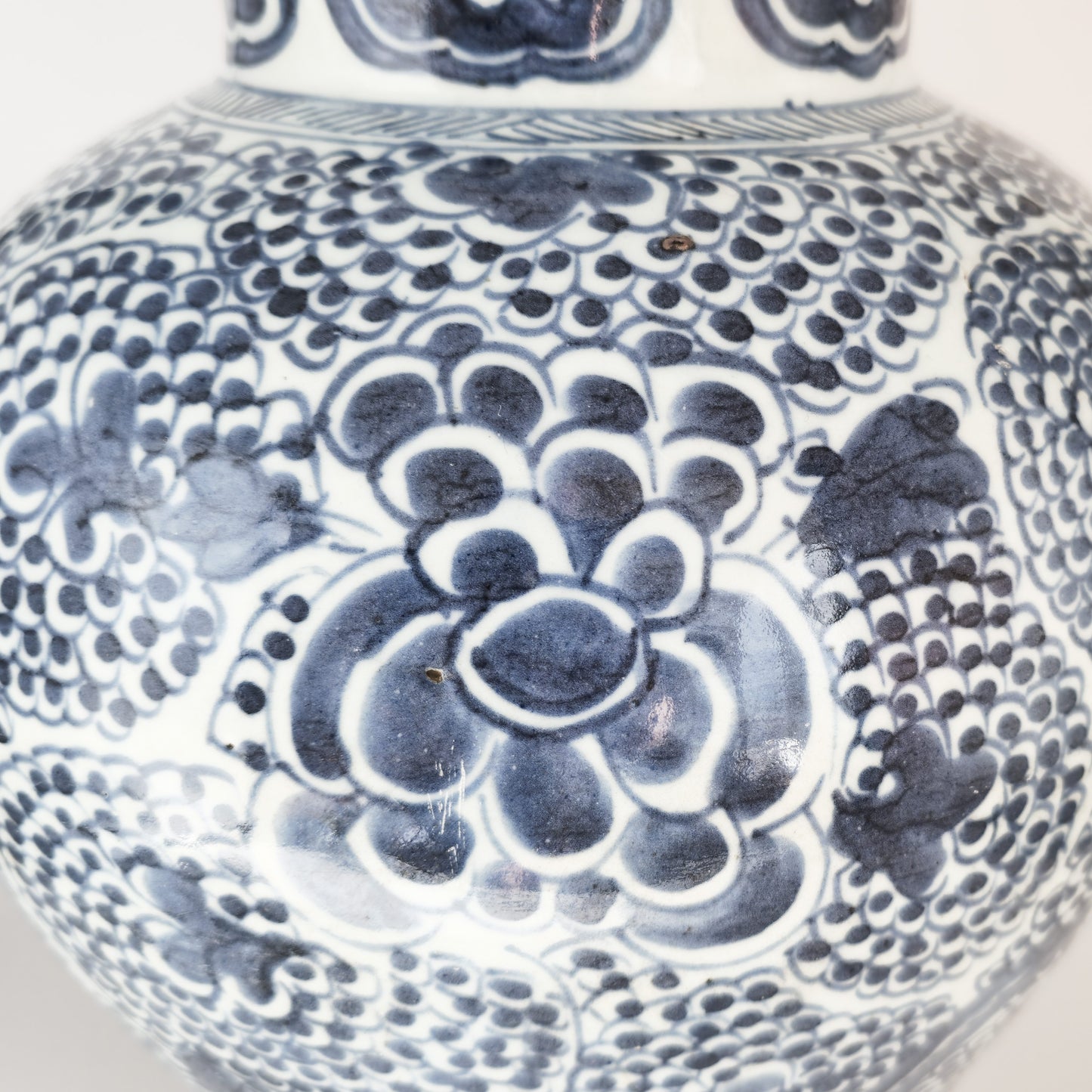 A CHINESE BLUE AND WHITE PORCELAIN 'PHOENIX' BALUSTER JAR | KANGXI PERIOD, EARLY 18TH CENTURY