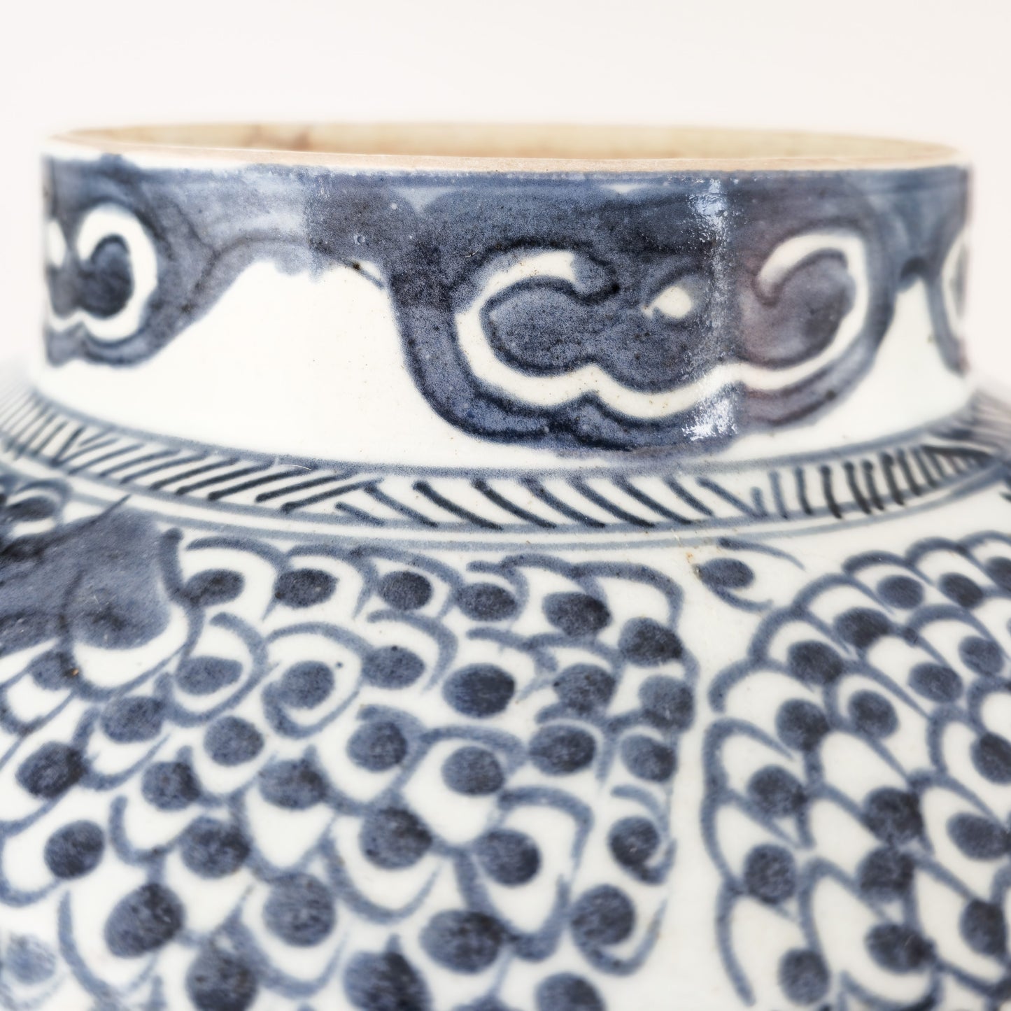 A CHINESE BLUE AND WHITE PORCELAIN 'PHOENIX' BALUSTER JAR | KANGXI PERIOD, EARLY 18TH CENTURY