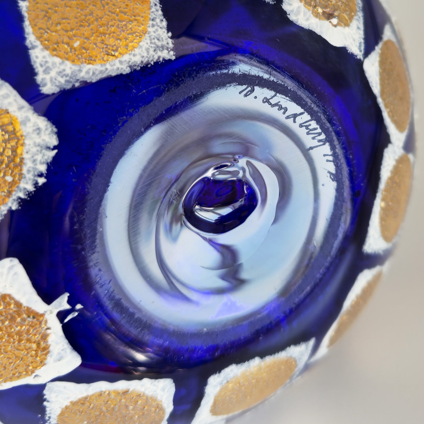 BENGT LINDBERG BERGDALA GLASBRUK GOLD LEAF BLUE GLASS VASE | LATE 20TH CENTURY