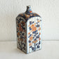 A JAPANESE IMARI PORCELAIN TOKKURI SAKE BOTTLE | EDO PERIOD, LATE 17TH CENTURY / EARLY 18TH CENTURY