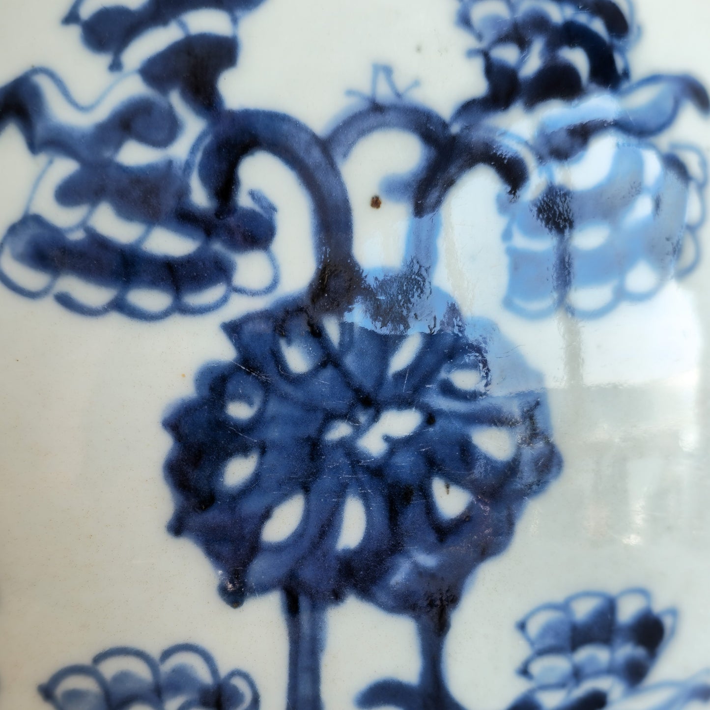 A CHINESE BLUE AND WHITE PORCELAIN 'GINGER' JAR | KANGXI PERIOD, EARLY 18TH CENTURY
