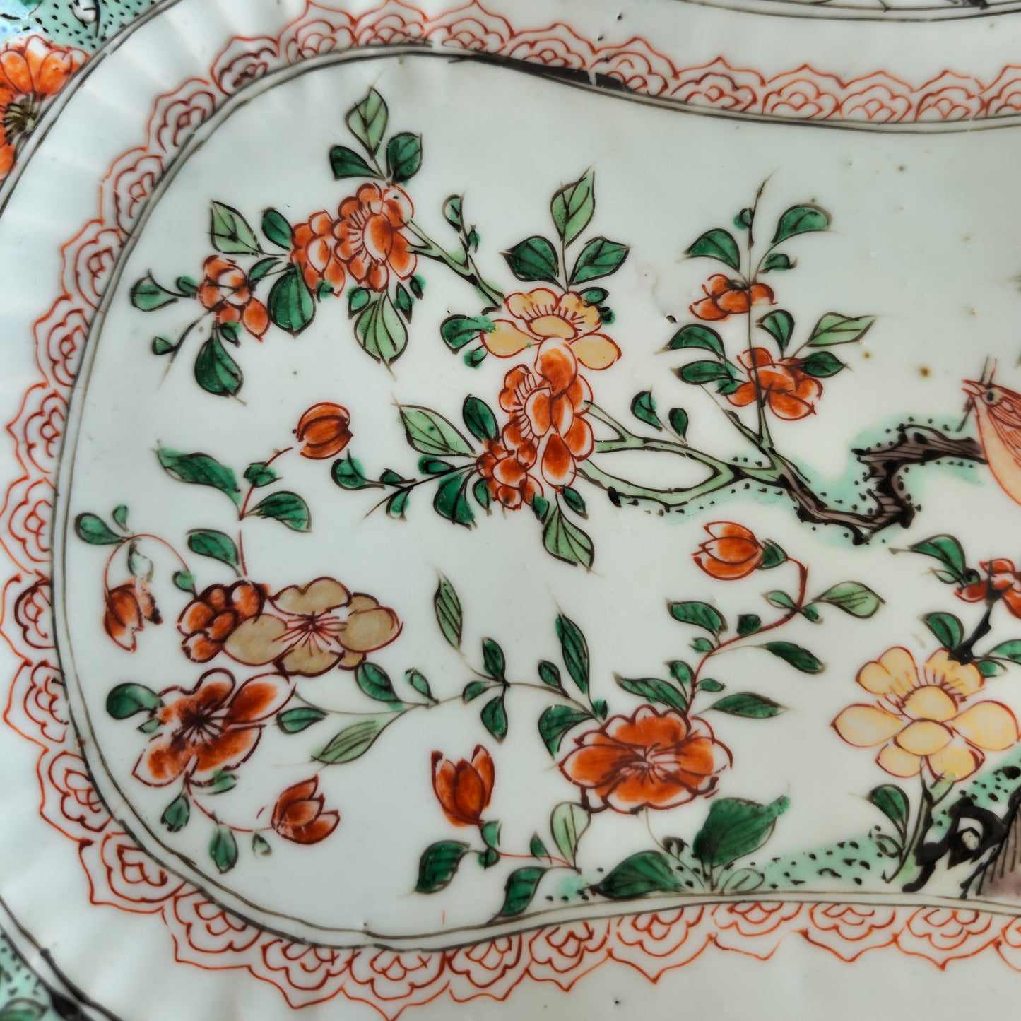 A CHINESE FAMILLE VERTE INGOT-SHAPED LOBED DISH | KANGXI PERIOD, EARLY 18TH CENTURY