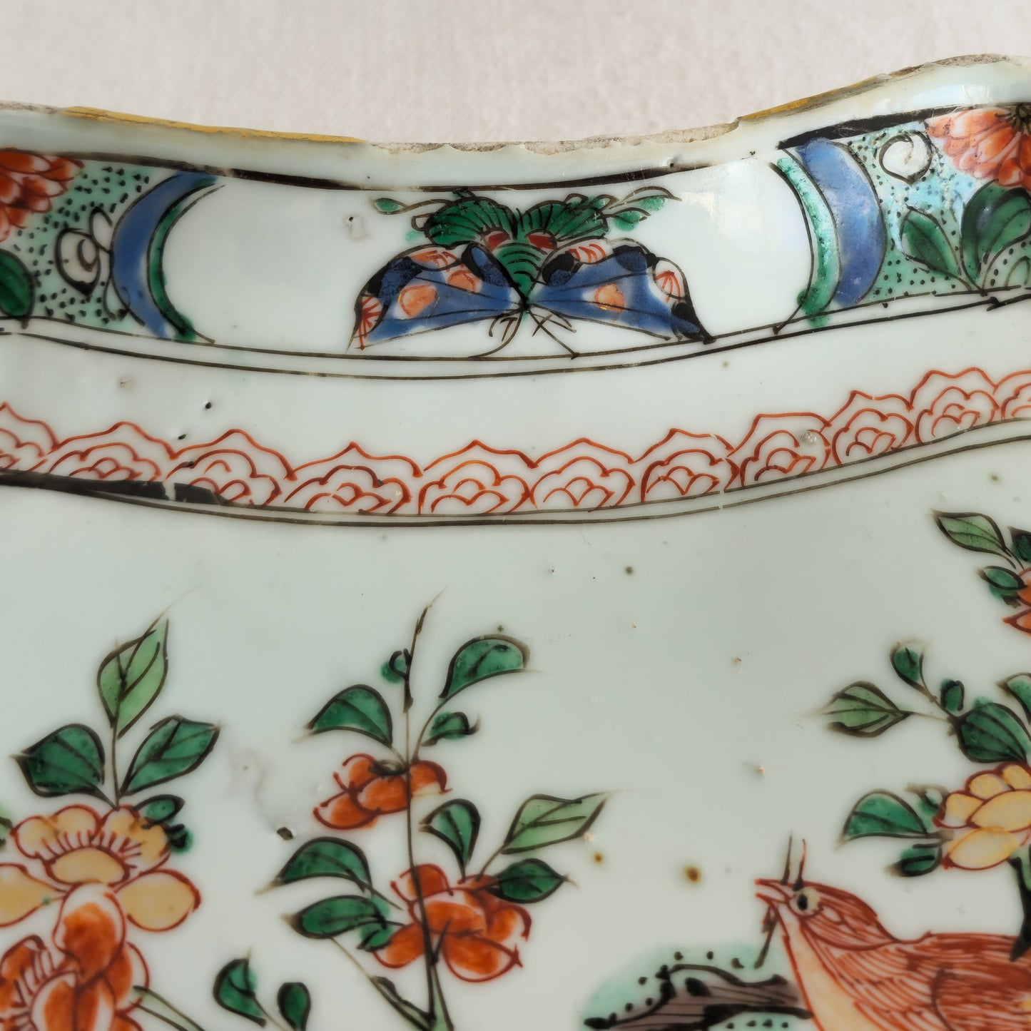 A CHINESE FAMILLE VERTE INGOT-SHAPED LOBED DISH | KANGXI PERIOD, EARLY 18TH CENTURY