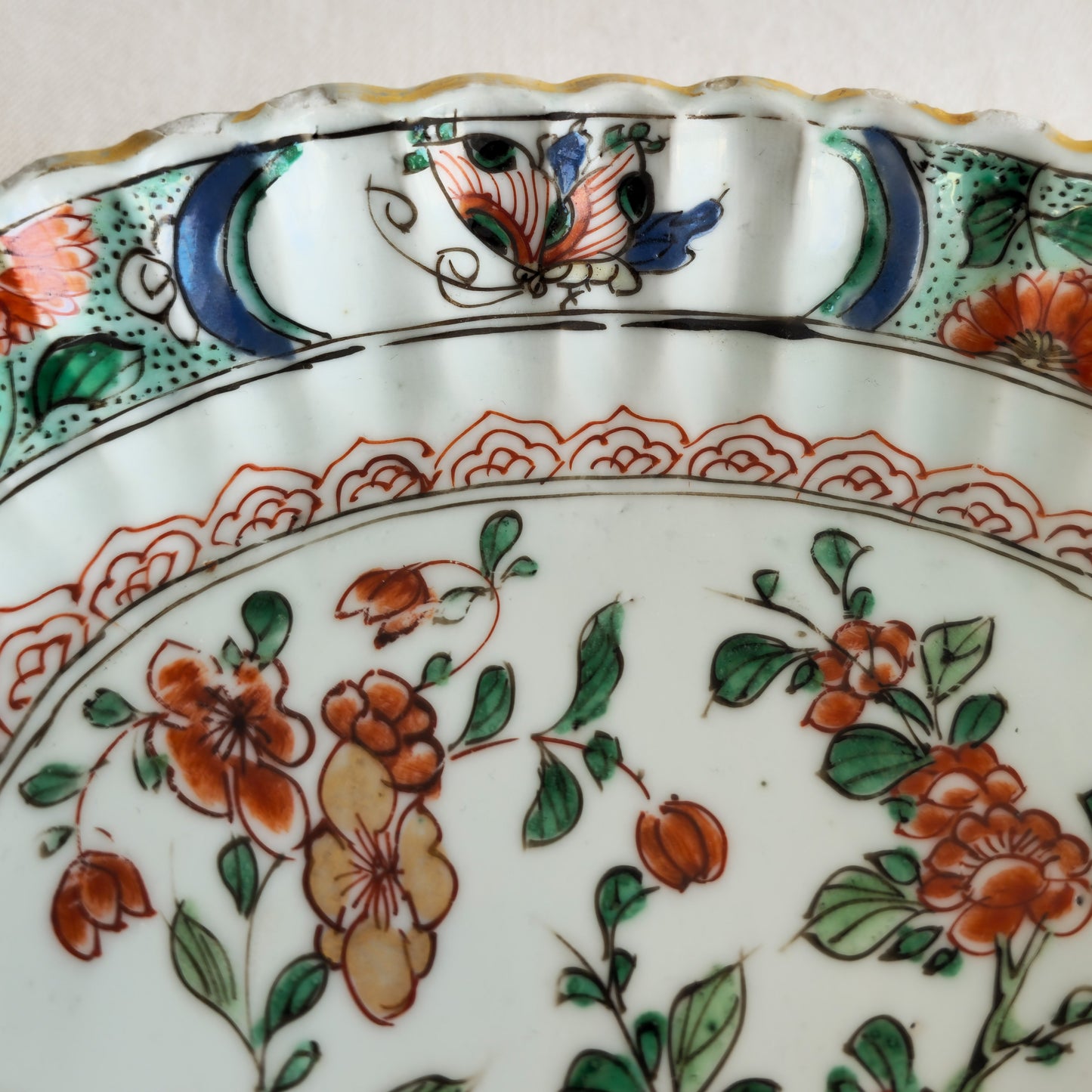 A CHINESE FAMILLE VERTE INGOT-SHAPED LOBED DISH | KANGXI PERIOD, EARLY 18TH CENTURY