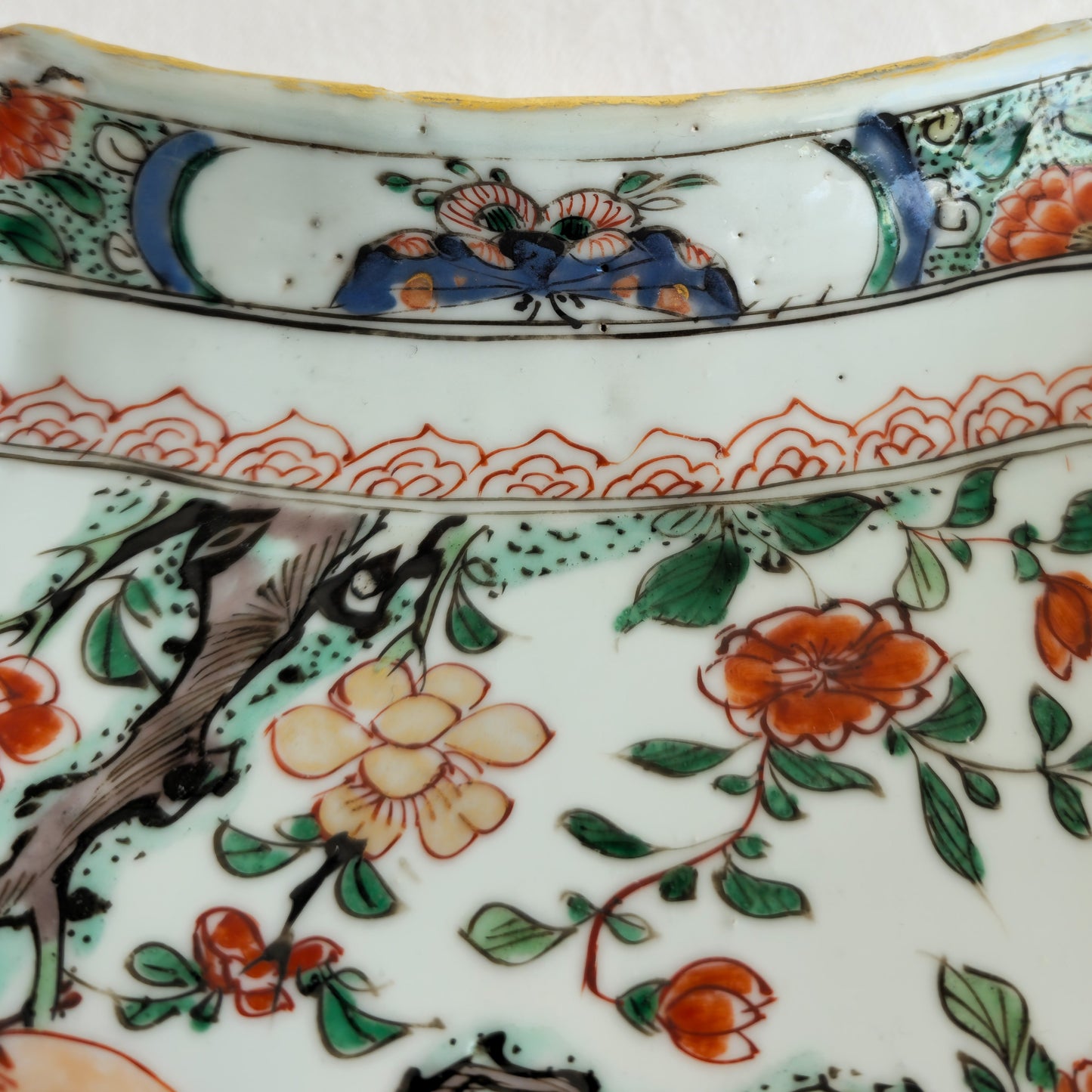 A CHINESE FAMILLE VERTE INGOT-SHAPED LOBED DISH | KANGXI PERIOD, EARLY 18TH CENTURY