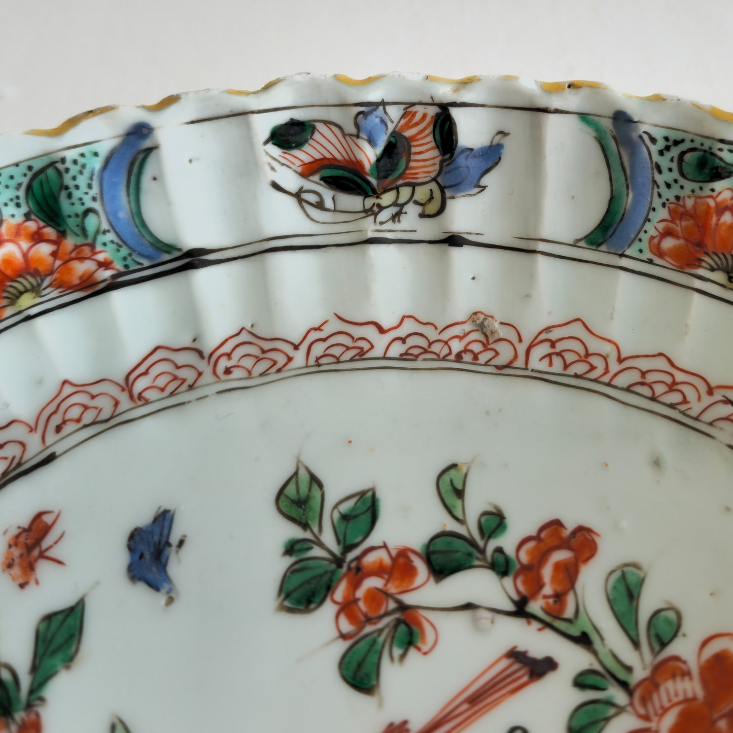 A CHINESE FAMILLE VERTE INGOT-SHAPED LOBED DISH | KANGXI PERIOD, EARLY 18TH CENTURY