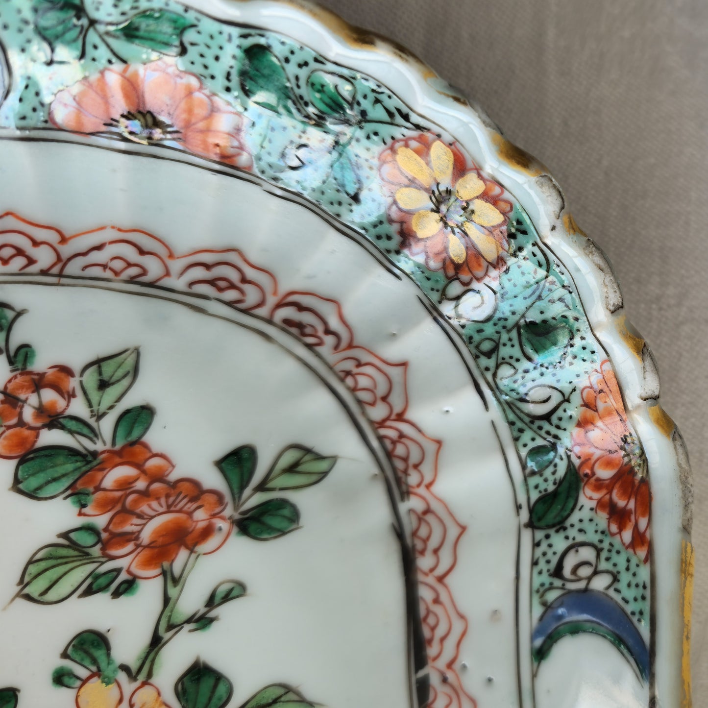 A CHINESE FAMILLE VERTE INGOT-SHAPED LOBED DISH | KANGXI PERIOD, EARLY 18TH CENTURY