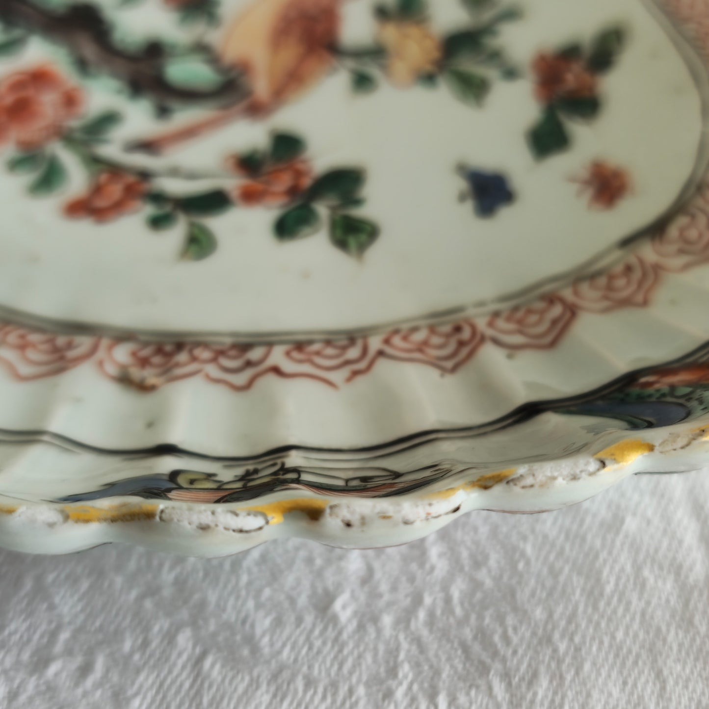 A CHINESE FAMILLE VERTE INGOT-SHAPED LOBED DISH | KANGXI PERIOD, EARLY 18TH CENTURY