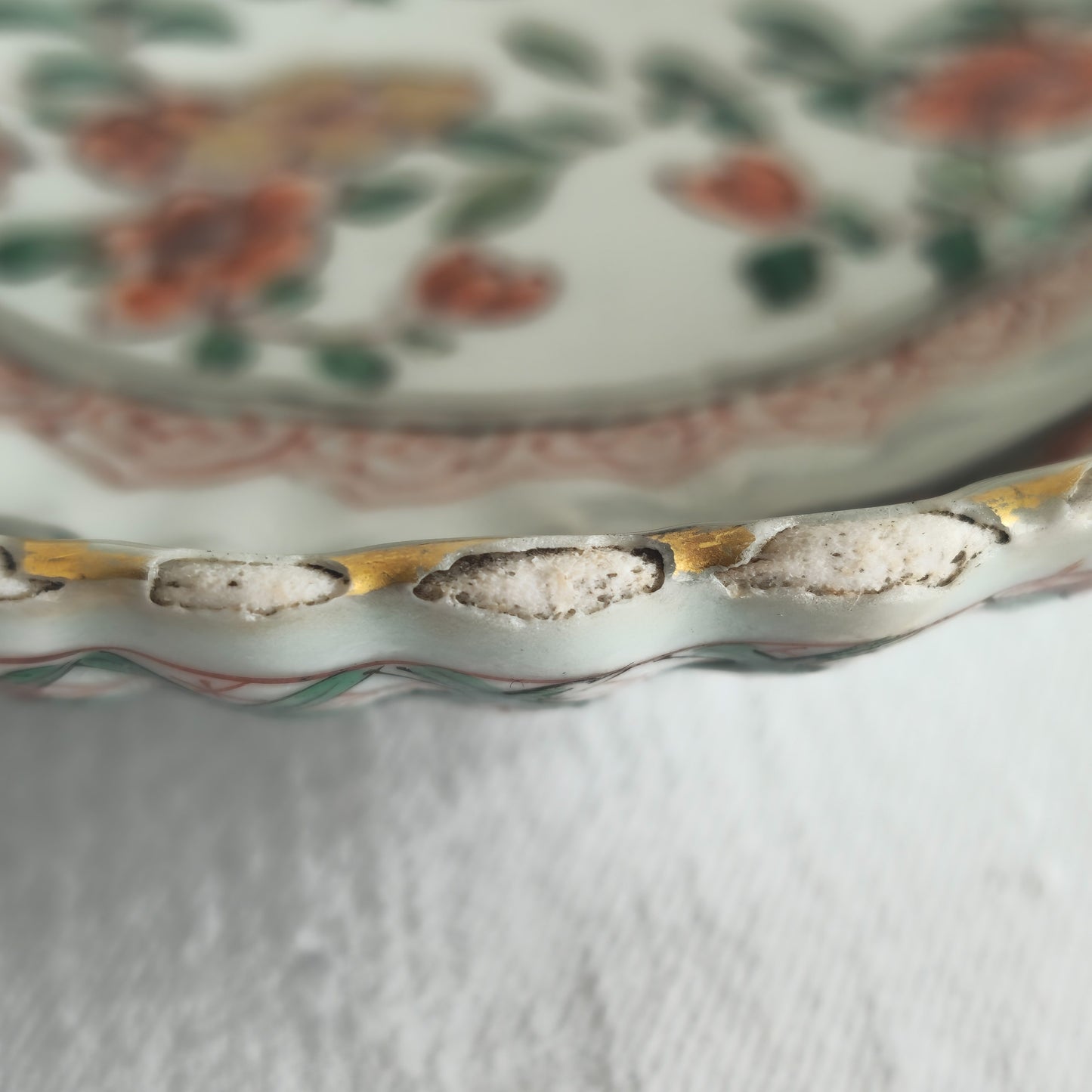A CHINESE FAMILLE VERTE INGOT-SHAPED LOBED DISH | KANGXI PERIOD, EARLY 18TH CENTURY