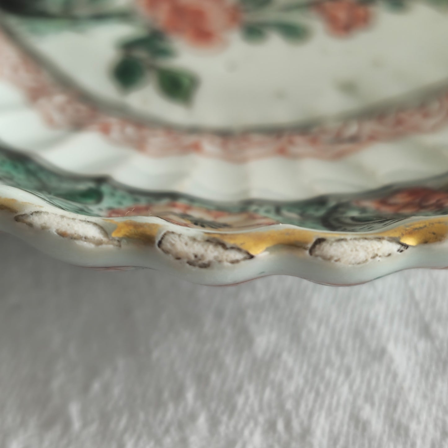 A CHINESE FAMILLE VERTE INGOT-SHAPED LOBED DISH | KANGXI PERIOD, EARLY 18TH CENTURY