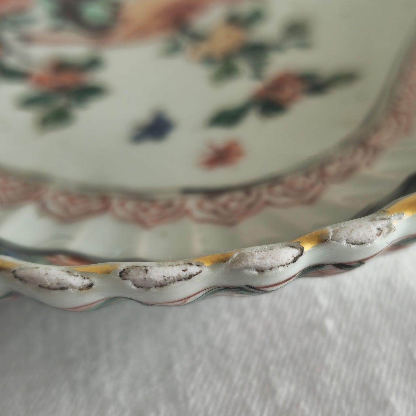 A CHINESE FAMILLE VERTE INGOT-SHAPED LOBED DISH | KANGXI PERIOD, EARLY 18TH CENTURY