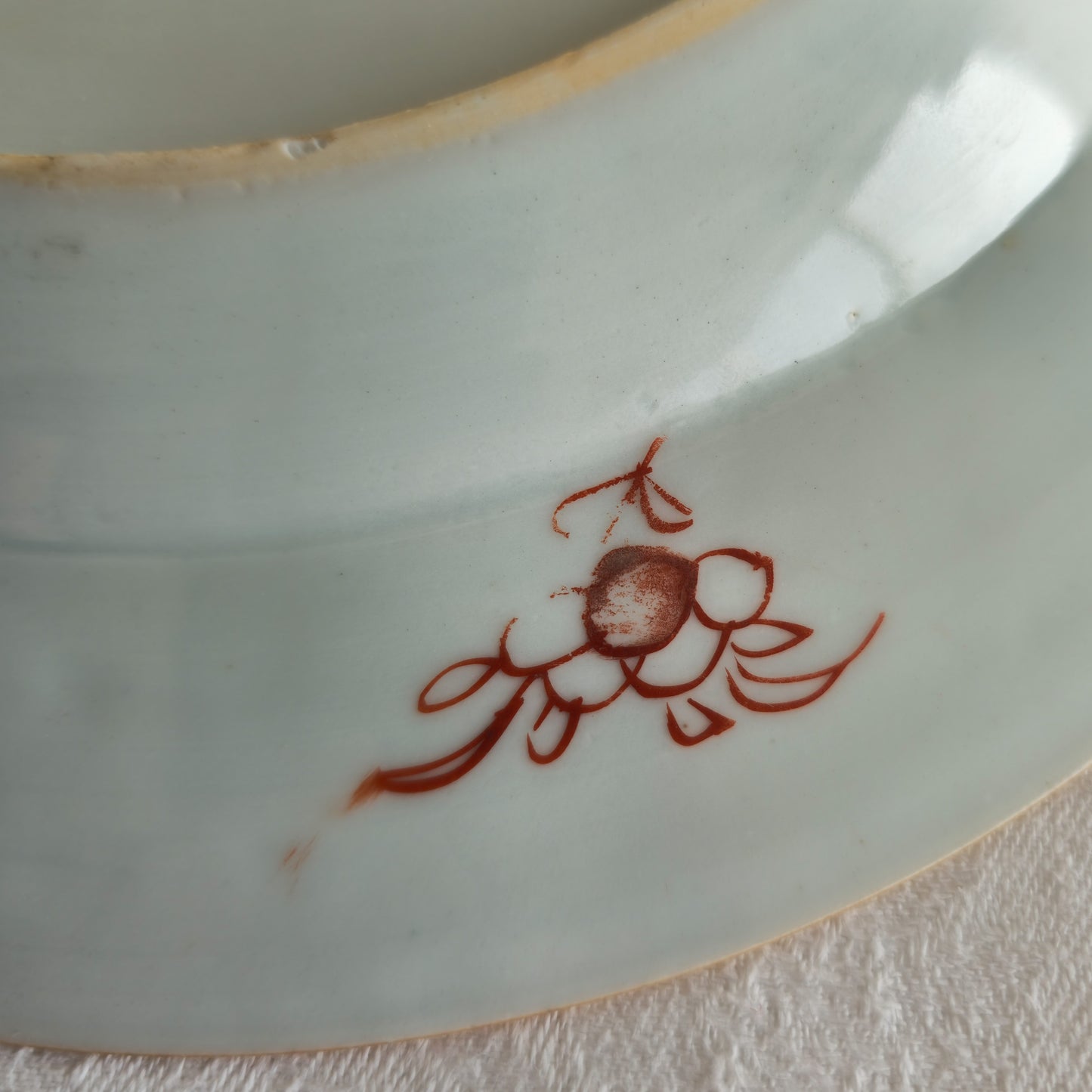 A CHINESE FAMILLE ROSE PORCELAIN PLATE WITH "GARDEN SCENE" | YONGZHENG PERIOD, 18TH CENTURY