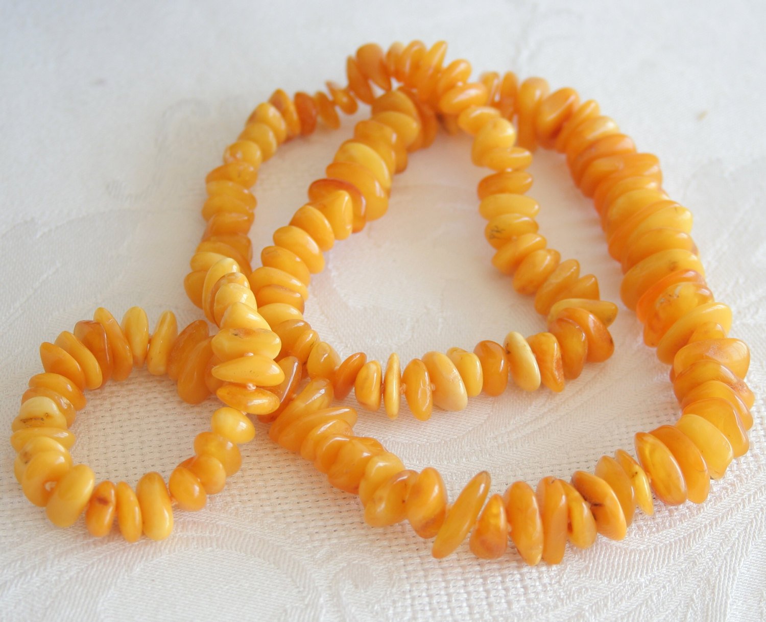 Lot 89 - A butterscotch amber necklace, the amber