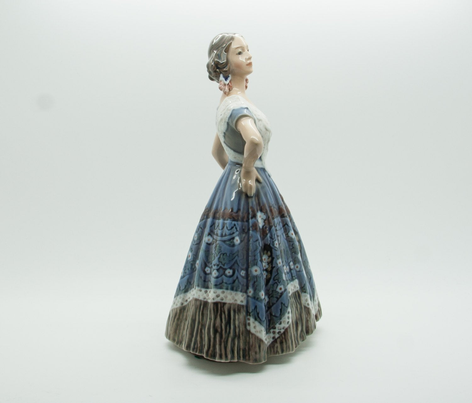 DAHL JENSEN Decorated Porcelain Spanish Lady Figurine # 1124 Mollaris.com 