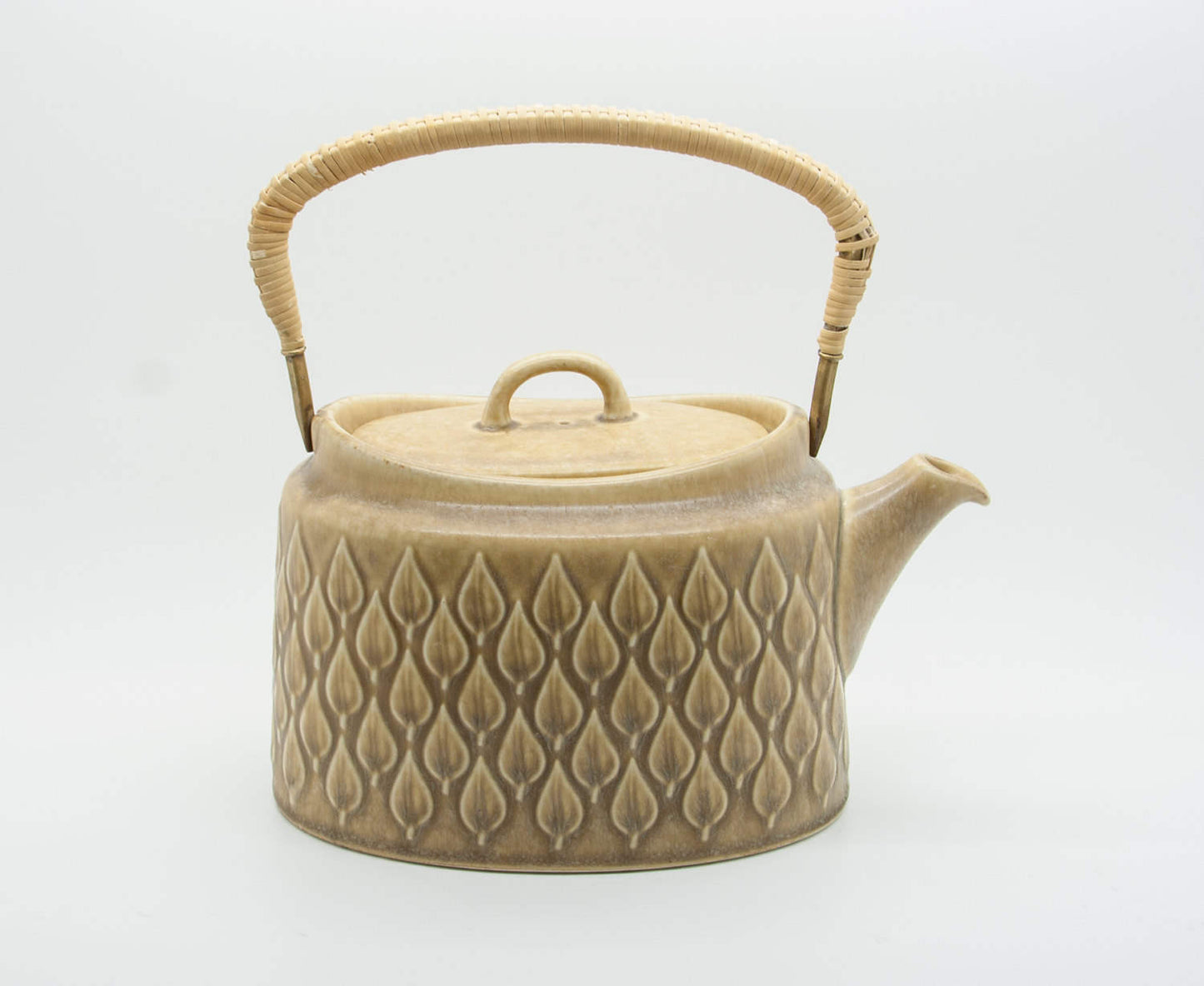 Kronjyden JENS HARALD QUISTGAARD Tableware RELIEF Stoneware Teapot Mollaris.com 